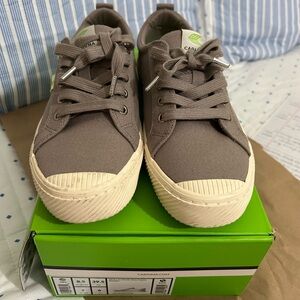 Cariuma OCA Low Sneaker